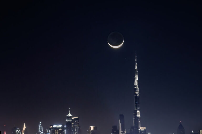 Crescent-moon-in-Dubai-1000x667