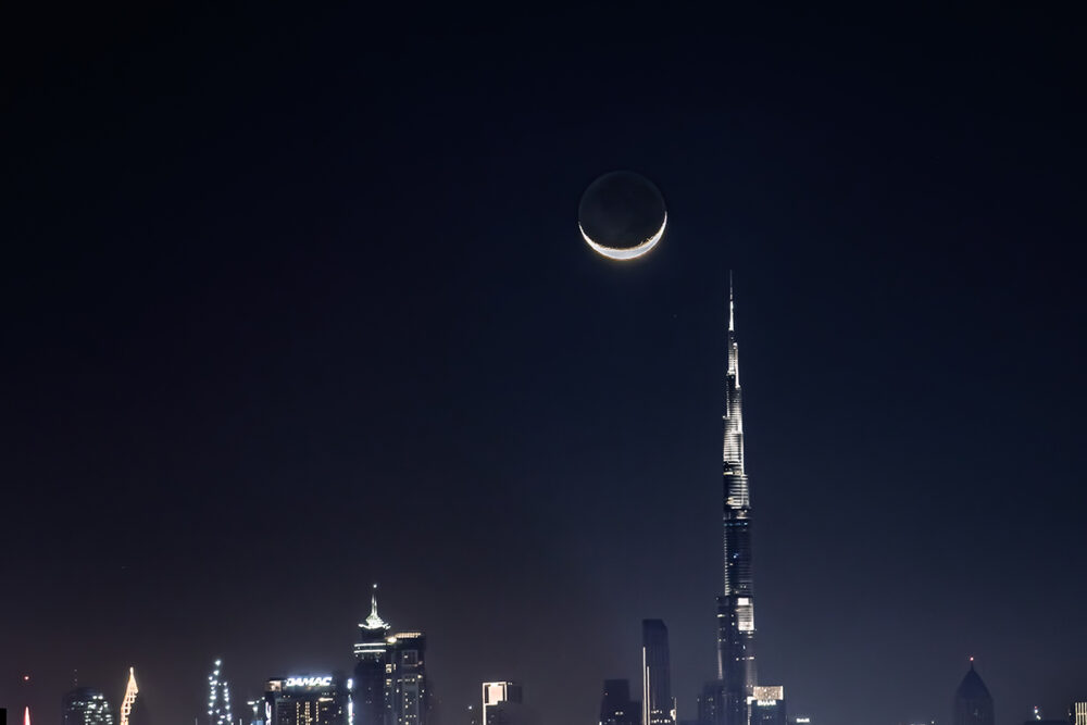 Crescent-moon-in-Dubai-1000x667