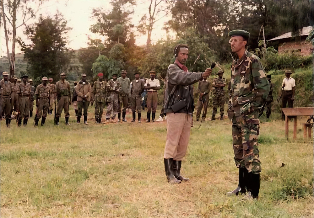 Umunyamakuru wa Radio Muhabura, Anaclet Karibata aganira n'Umuyobozi w'izari Ingabo z'Inkotanyi, Maj Gen Paul Kagame