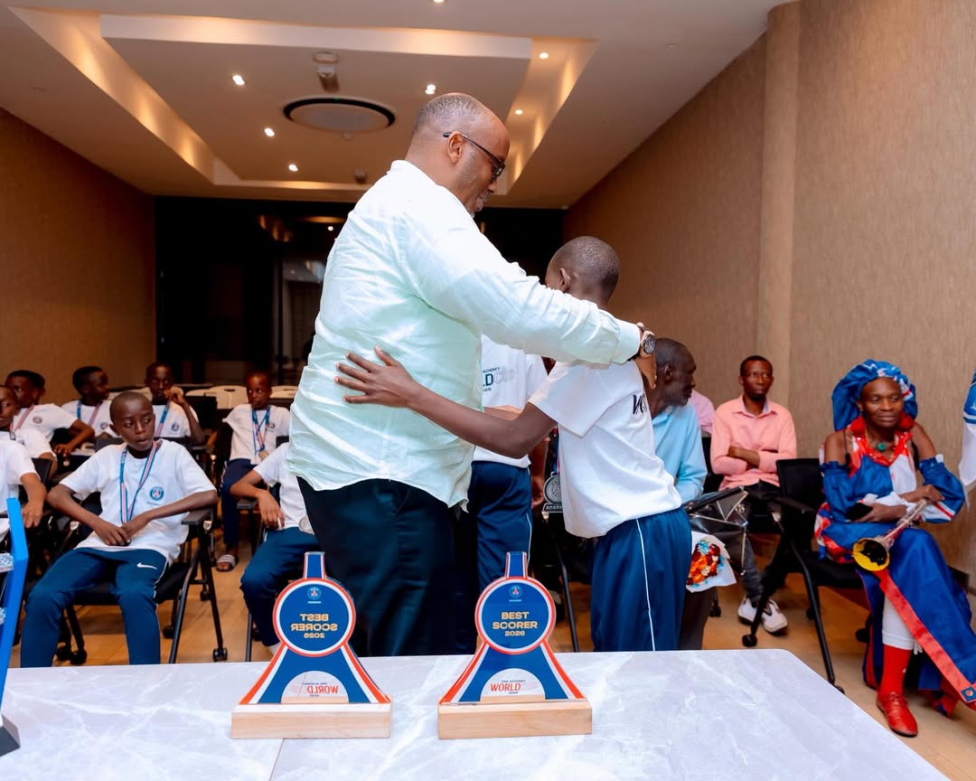 Perezida wa FERWAFA Fabrice Shema yakiriye amakipe y’abato avuye mu gikombe cy’Isi cya “PSG Acad