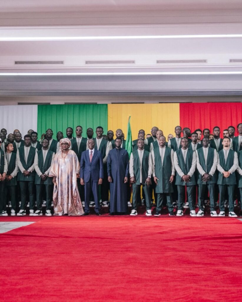 Perezida wa Senegal 🇸🇳 Bassirou Diomaye Faye yashyikirije ibendera ryigihugu abakinnyi.Sene 2