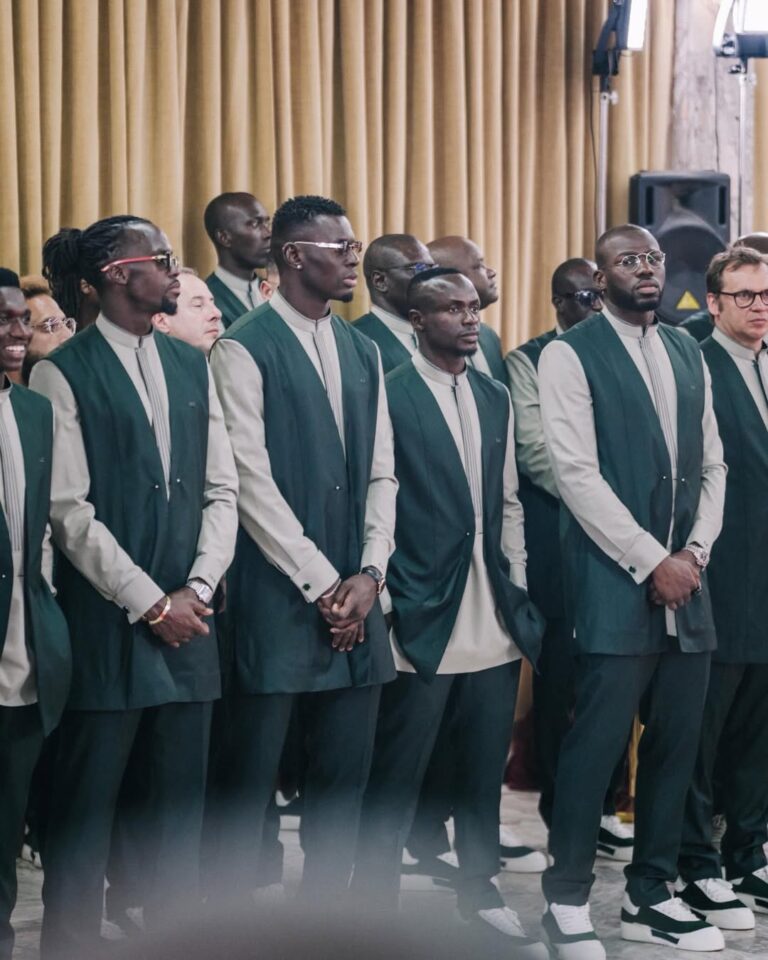 Perezida wa Senegal yashyikirijwe ibendera abakinnyi mbere y'igikombe cy'isi 2 Perezida wa Senegal 🇸🇳, Bassirou Diomaye Faye, yashyikirije ibendera ry’igihugu abakinnyi.Sene