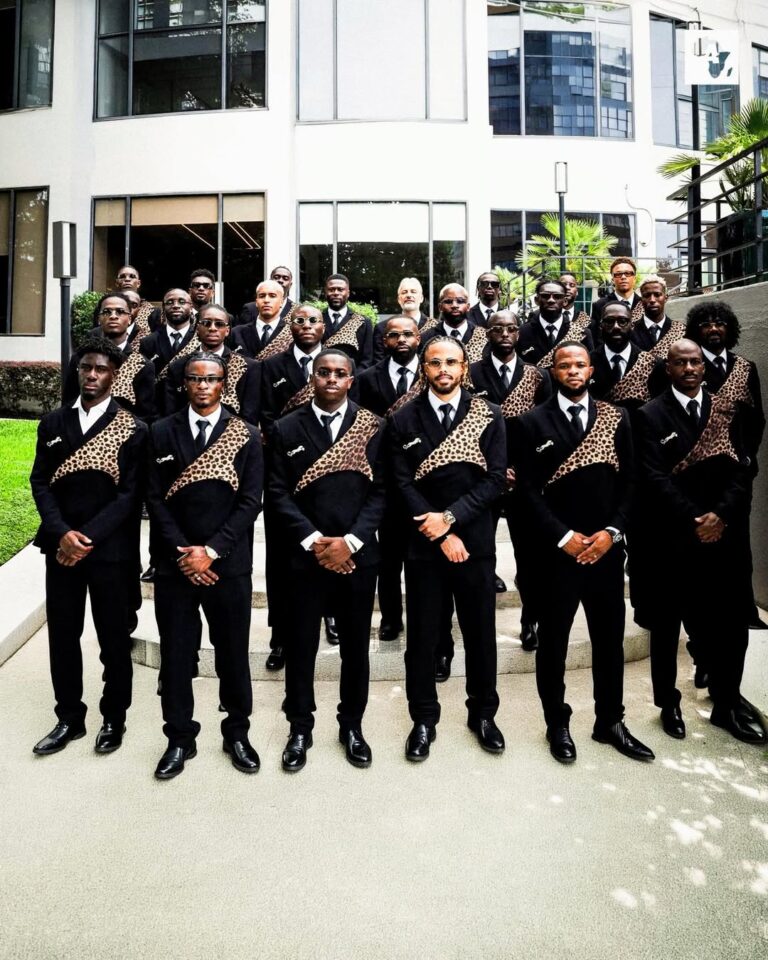 Mu myambarire idasanzwe Congo yageze i Texas mu gikombe cy'isi 3 Ikipe y’Igihugu ya DRCongo yambaye imyenda irimo ibara ry’ingwe, yageze i Texas muri Leta Zunze