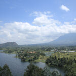 North ahitegeye ibiyaga n'ibirunga