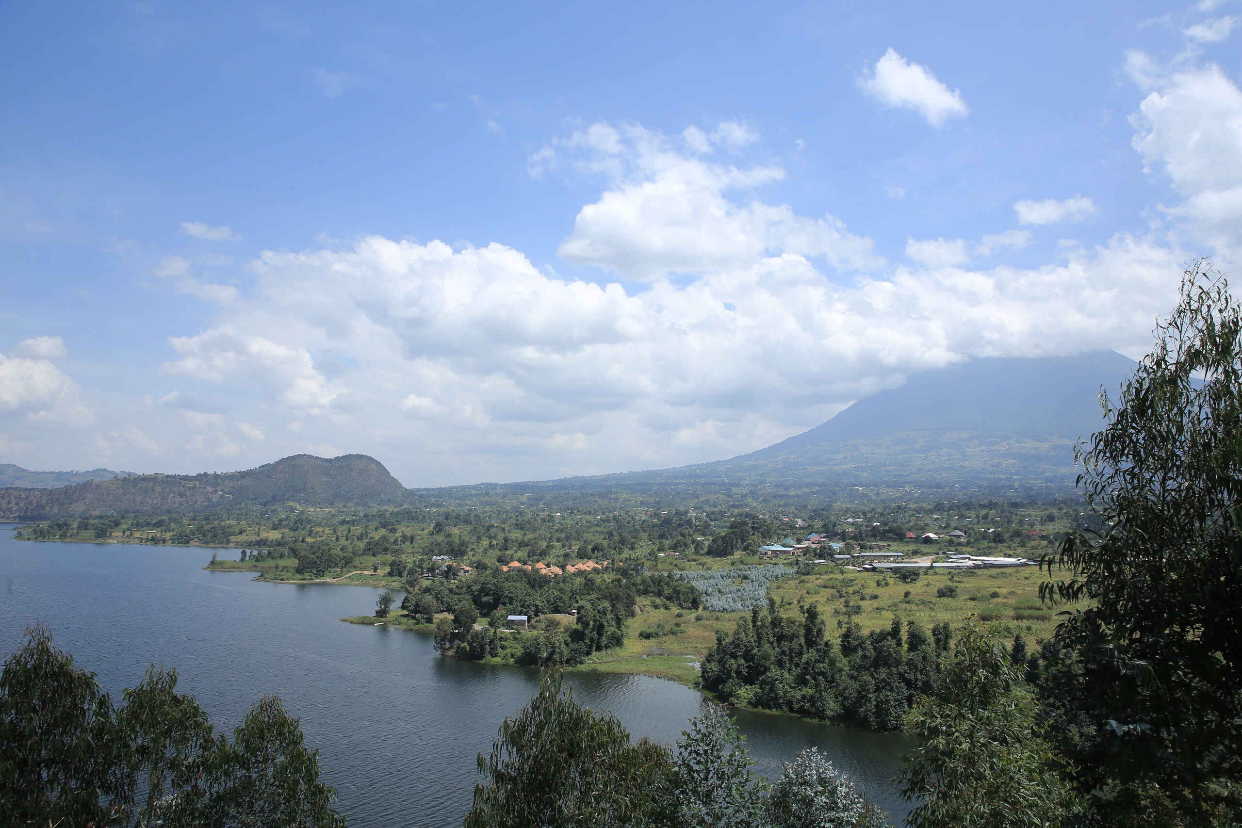 North ahitegeye ibiyaga n'ibirunga