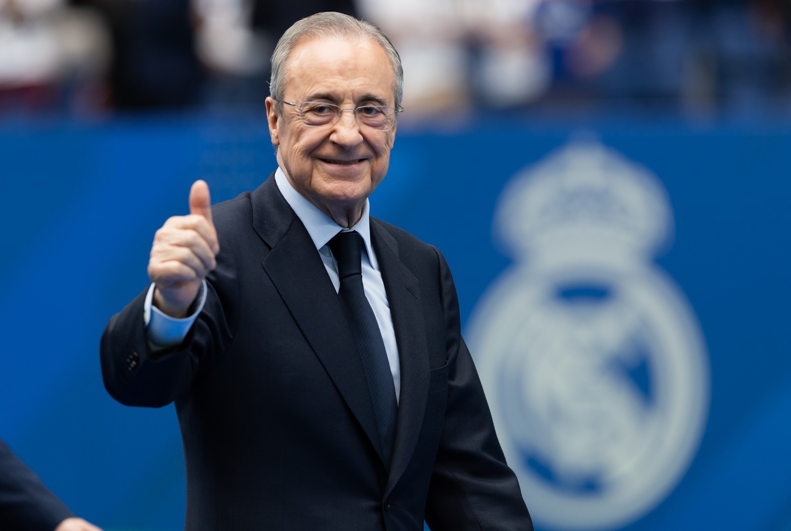 Perezida wa Real Madrid yageneye umwambaro Papa Leon XIV 1 realmadridpresident_4397793b
